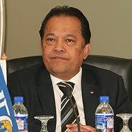 Worawi Makudi at desk